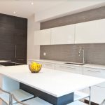 Mobili alti fino al soffitto in una cucina moderna