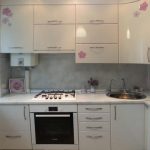 Moderna cucina bianca con mobili alti fino al soffitto