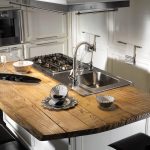 Cucina moderna con isola in legno naturale