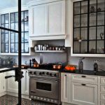 Vetrine e pensili chiusi fino al soffitto