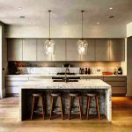 Elegante cucina in stile loft grigio con mobili alti