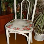 Design elegante di una vecchia sedia che utilizza la nuova tecnologia