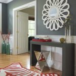 Design elegante di un tavolo e di uno specchio per il trucco
