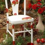 Elegante sedia bianca con rose provenienti dalla vecchia sedia della nonna