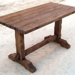 Tavolo in legno per una casa estiva