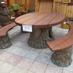 Tavolo e panche in legno con elementi forgiati