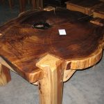 Tavolo realizzato in lastra di legno massello