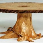 Tavolo ricavato da un ceppo d'albero e da un taglio di legno