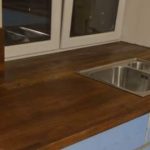 tavolo in legno incorporato nel vano finestra