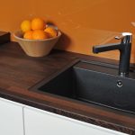 Piano di lavoro della cucina in legno scuro