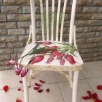 Sedia dopo la riparazione e il restauro con la tecnica del decoupage Tulipani