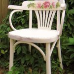 Sedia con schienale interessante, decorata con la tecnica del decoupage