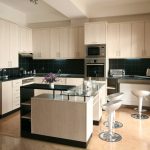 Cucina moderna e luminosa con pensili alti