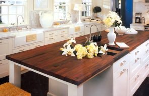 Piano di lavoro in legno scuro per cucina chiara