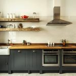Cucina in stile loft scuro senza pensili