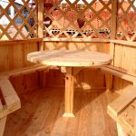 Comodo tavolo rotondo nel gazebo