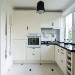 Cucina angolare con mobili alti
