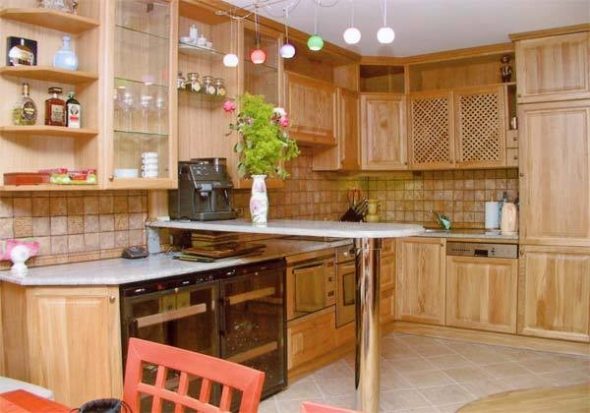Cucina realizzata in pannelli di legno per mobili
