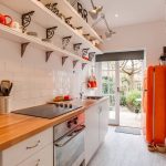 Cucina stretta dal design insolito senza pensili