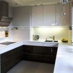 Cucina integrata con mobili alti disposti a U