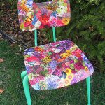 Decoupage floreale luminoso per una sedia da giardino