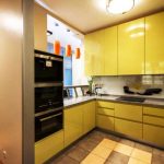 Cucina gialla con grandi pensili