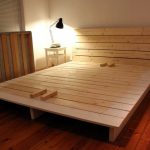 Letto grande in assi con schienale alto fai da te