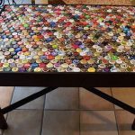 Decorare la superficie del tavolo della cucina con i tappi di bottiglia