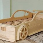 Letto a forma di macchina in legno per adolescenti