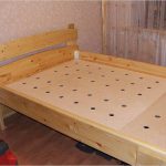 Letto in legno con base in compensato