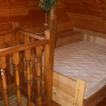 Letto in legno fai da te in soffitta