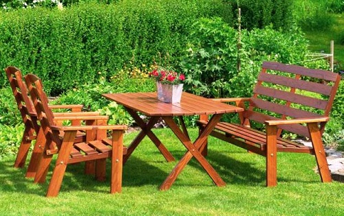 Tavolo in legno con gambe a X