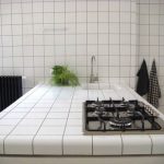 Piano di lavoro per cucina in piastrelle bianche perfette
