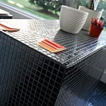 Come disporre un mosaico su un tavolo
