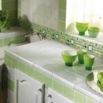 Piastrelle di ceramica sul piano di lavoro della cucina