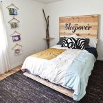 Letto e testiera fissati al muro con un design insolito