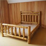 Letto in tronchi per la camera da letto in stile ecologico