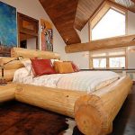 Letto in tronchi massicci in stile ecologico