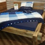Letto da travi di legno spesse con le tue mani