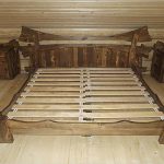 Letto in stile rustico con cornice figurata