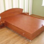 Letto fai da te con comodini in truciolato