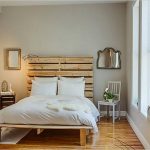 Letto con testiera realizzata in pallet