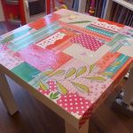 Tavolo quadrato con piano del tavolo rivisitato con tecnica decoupage