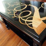 Insolito piano del tavolo disegnato a mano in nero