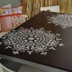 Tavolo da pranzo con disegno a stencil