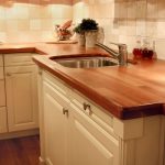 Piano di lavoro della cucina in legno massello aggiornato