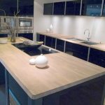Aggiornamento di un piano di lavoro in legno chiaro