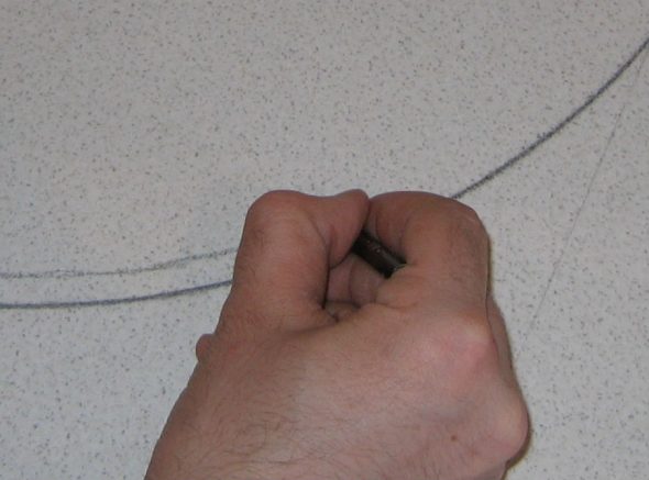 Delineamo il lavandino con una matita