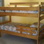 Letto semplice in legno con sponde di protezione a due livelli