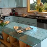 Piano di lavoro strutturato dell'isola della cucina in vetro blu